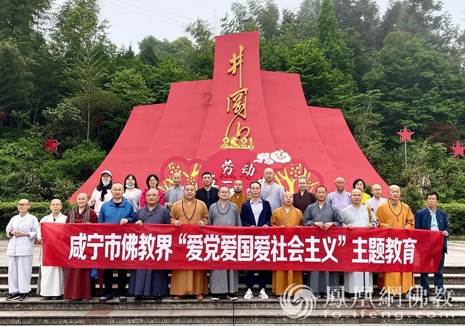 吴雅婷带娃看欧阳娜娜演奏会，姐弟俩近照曝光，长相神似超可爱